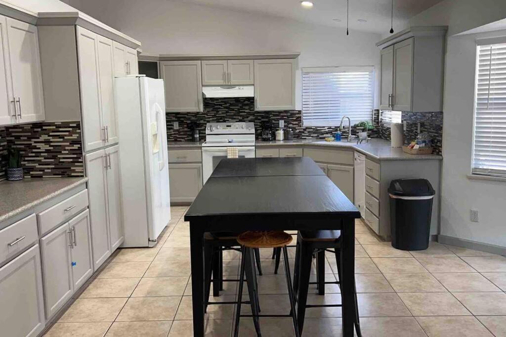 Spacious Getaway! Pool, Spa, Sleeps 9 Lake Havasu City Exteriér fotografie